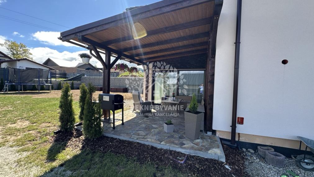 Skolaudovaná novostavba, nová terasa, nový plot nová skalka