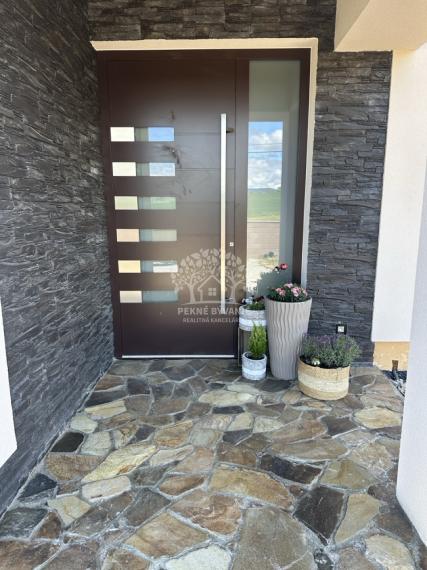 Skolaudovaná novostavba, nová terasa, nový plot nová skalka