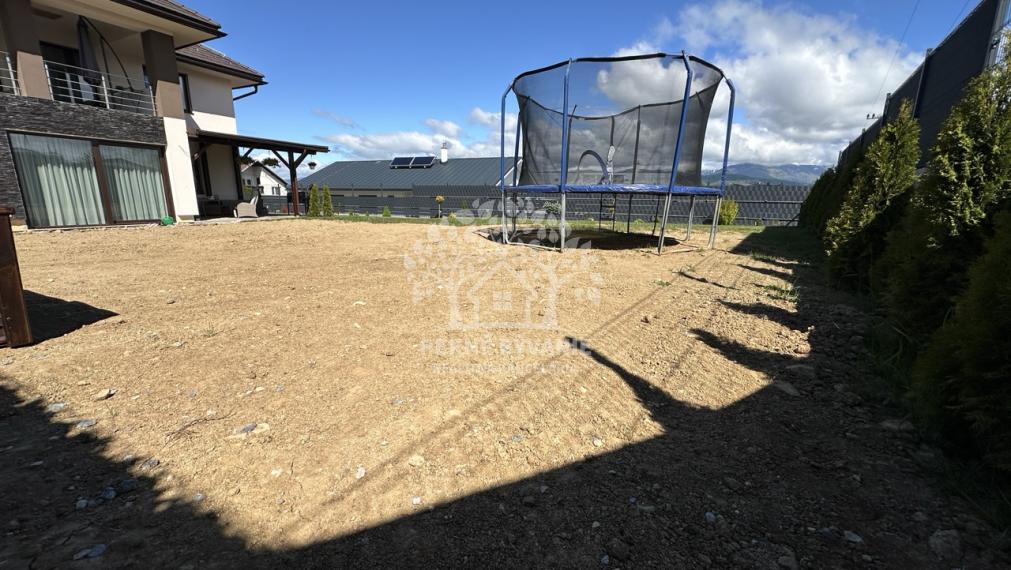 Skolaudovaná novostavba, nová terasa, nový plot nová skalka