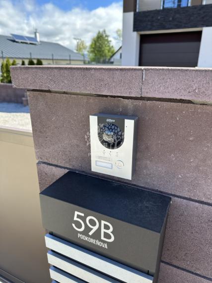 Skolaudovaná novostavba, nová terasa, nový plot nová skalka