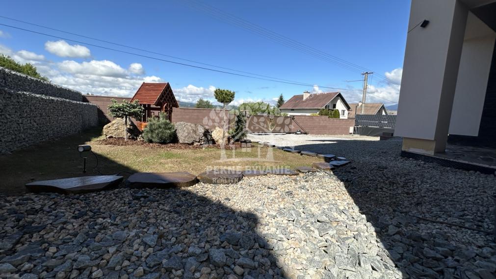 Skolaudovaná novostavba, nová terasa, nový plot nová skalka