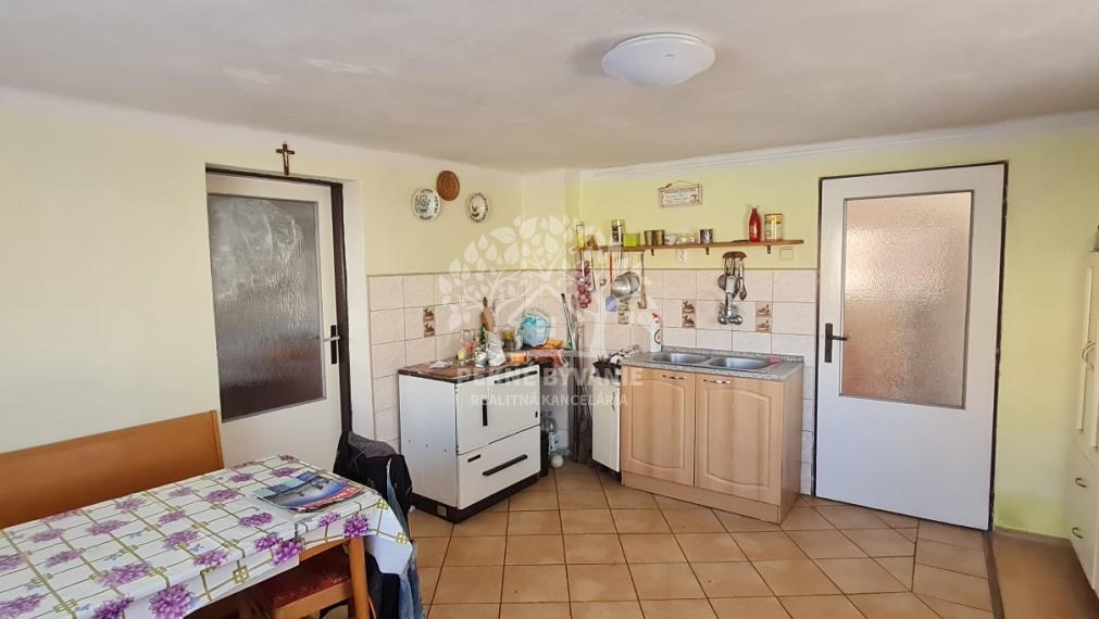 ZREKONŠTRUOVANÝ 4 IZBOVÝ DOM 2 KÚPEĽNE ZA VYNIKAJÚCU CENU ZÁVADKA NAD HRONOM HOREHRONIE