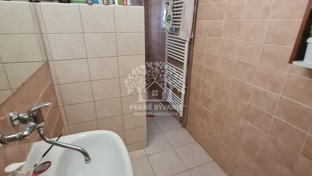 ZREKONŠTRUOVANÝ 4 IZBOVÝ DOM 2 KÚPEĽNE ZA VYNIKAJÚCU CENU ZÁVADKA NAD HRONOM HOREHRONIE