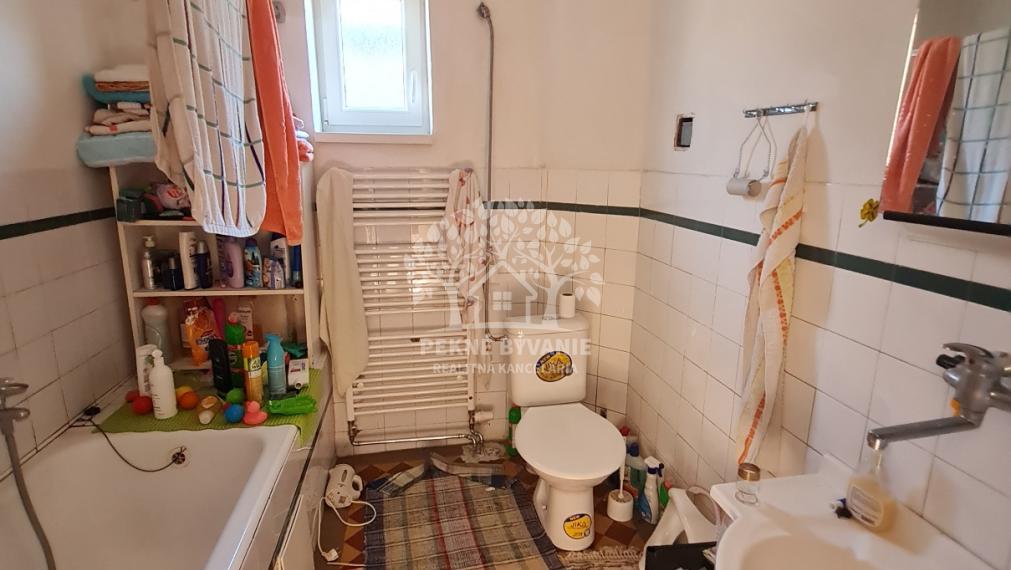 ZREKONŠTRUOVANÝ 4 IZBOVÝ DOM 2 KÚPEĽNE ZA VYNIKAJÚCU CENU ZÁVADKA NAD HRONOM HOREHRONIE