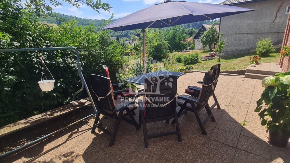 - R E Z E R V O V A N É -EXKLUZÍVNY RODINNÝ DOM, CHATA S KRÁSNYM VÝHĽADOM A TERASOU KOMPLET. REKONŠTRUKCIA ZARIADENÝ HOREHRONIE