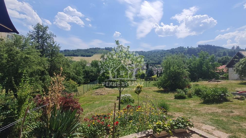 - R E Z E R V O V A N É -EXKLUZÍVNY RODINNÝ DOM, CHATA S KRÁSNYM VÝHĽADOM A TERASOU KOMPLET. REKONŠTRUKCIA ZARIADENÝ HOREHRONIE