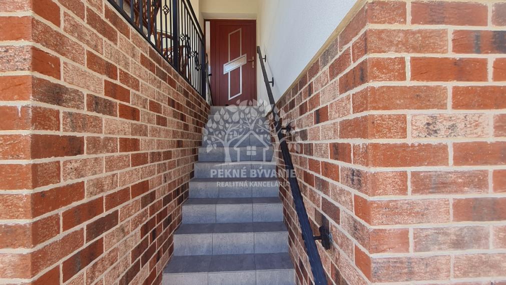 - R E Z E R V O V A N É -EXKLUZÍVNY RODINNÝ DOM, CHATA S KRÁSNYM VÝHĽADOM A TERASOU KOMPLET. REKONŠTRUKCIA ZARIADENÝ HOREHRONIE