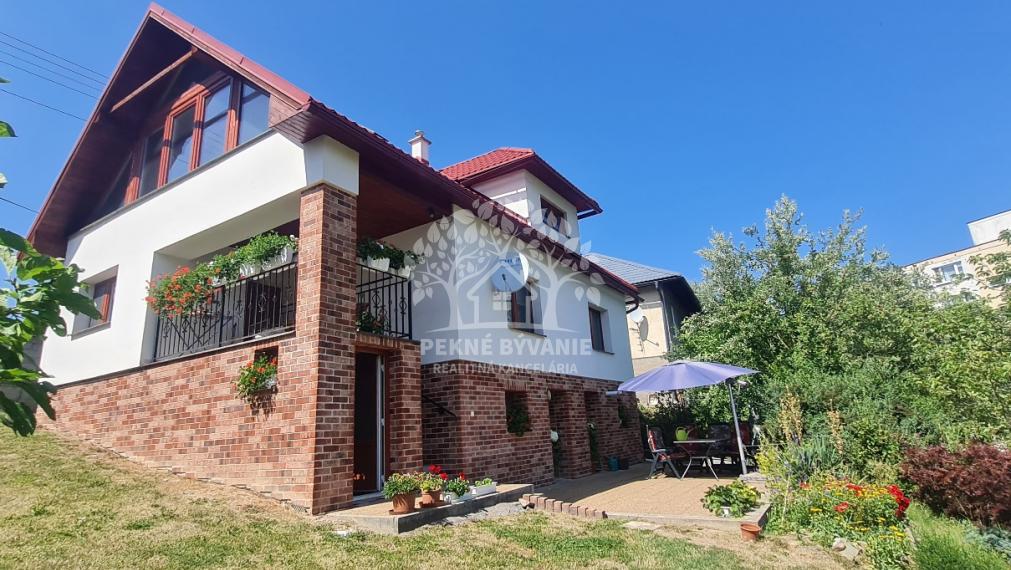 - R E Z E R V O V A N É -EXKLUZÍVNY RODINNÝ DOM, CHATA S KRÁSNYM VÝHĽADOM A TERASOU KOMPLET. REKONŠTRUKCIA ZARIADENÝ HOREHRONIE