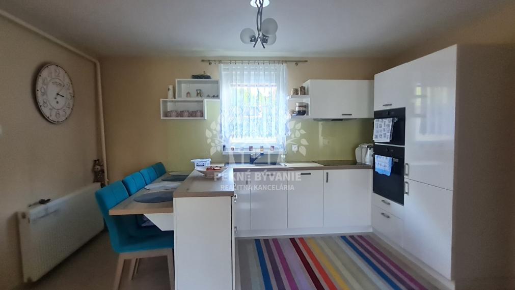 - R E Z E R V O V A N É -EXKLUZÍVNY RODINNÝ DOM, CHATA S KRÁSNYM VÝHĽADOM A TERASOU KOMPLET. REKONŠTRUKCIA ZARIADENÝ HOREHRONIE