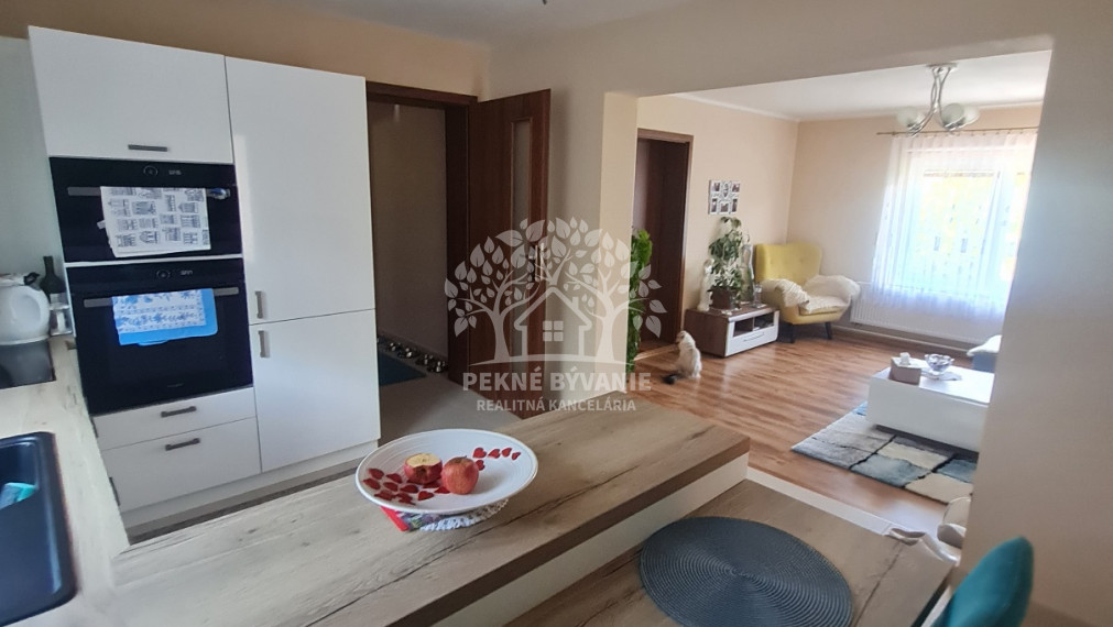 - R E Z E R V O V A N É -EXKLUZÍVNY RODINNÝ DOM, CHATA S KRÁSNYM VÝHĽADOM A TERASOU KOMPLET. REKONŠTRUKCIA ZARIADENÝ HOREHRONIE