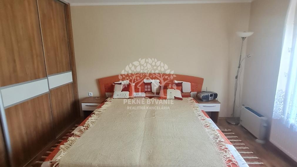 - R E Z E R V O V A N É -EXKLUZÍVNY RODINNÝ DOM, CHATA S KRÁSNYM VÝHĽADOM A TERASOU KOMPLET. REKONŠTRUKCIA ZARIADENÝ HOREHRONIE