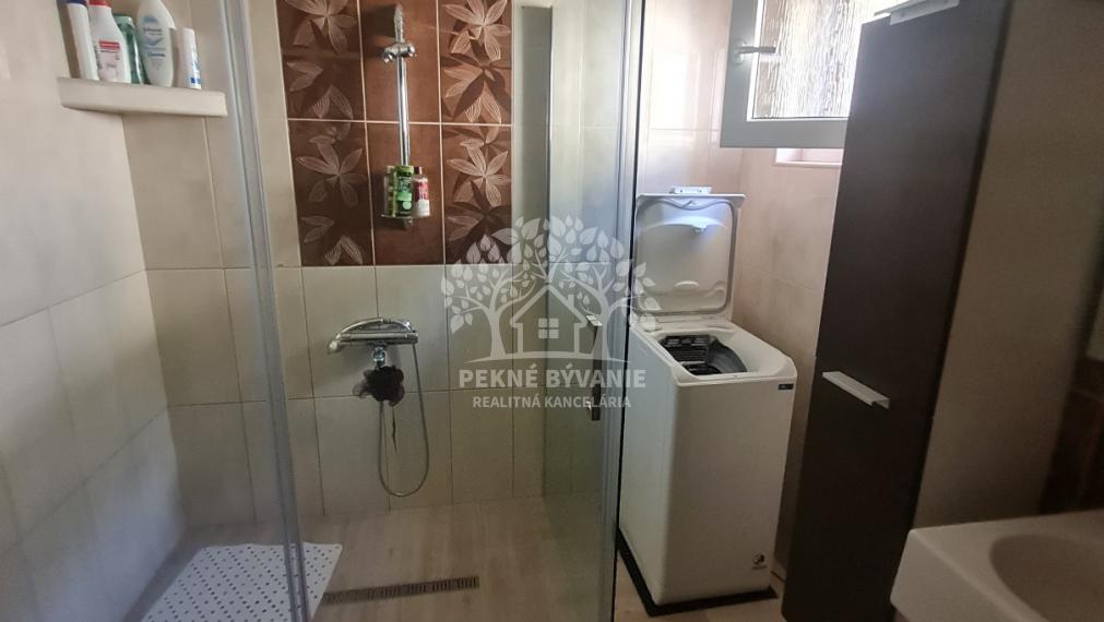 - R E Z E R V O V A N É -EXKLUZÍVNY RODINNÝ DOM, CHATA S KRÁSNYM VÝHĽADOM A TERASOU KOMPLET. REKONŠTRUKCIA ZARIADENÝ HOREHRONIE