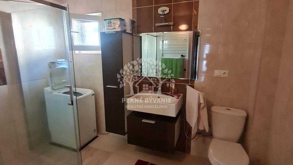 - R E Z E R V O V A N É -EXKLUZÍVNY RODINNÝ DOM, CHATA S KRÁSNYM VÝHĽADOM A TERASOU KOMPLET. REKONŠTRUKCIA ZARIADENÝ HOREHRONIE