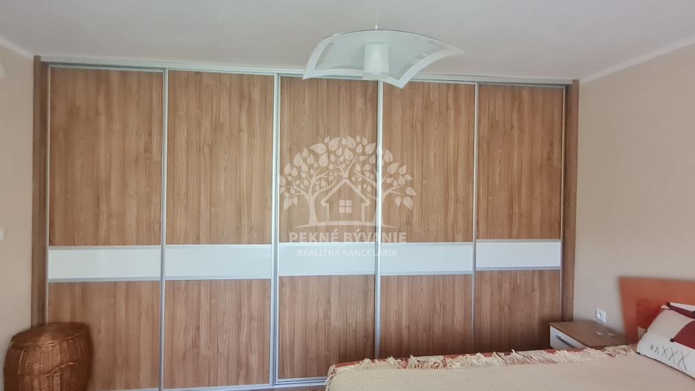 - R E Z E R V O V A N É -EXKLUZÍVNY RODINNÝ DOM, CHATA S KRÁSNYM VÝHĽADOM A TERASOU KOMPLET. REKONŠTRUKCIA ZARIADENÝ HOREHRONIE