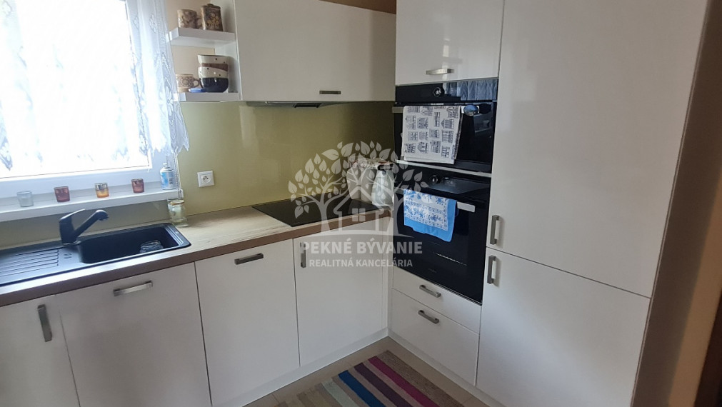 - R E Z E R V O V A N É -EXKLUZÍVNY RODINNÝ DOM, CHATA S KRÁSNYM VÝHĽADOM A TERASOU KOMPLET. REKONŠTRUKCIA ZARIADENÝ HOREHRONIE