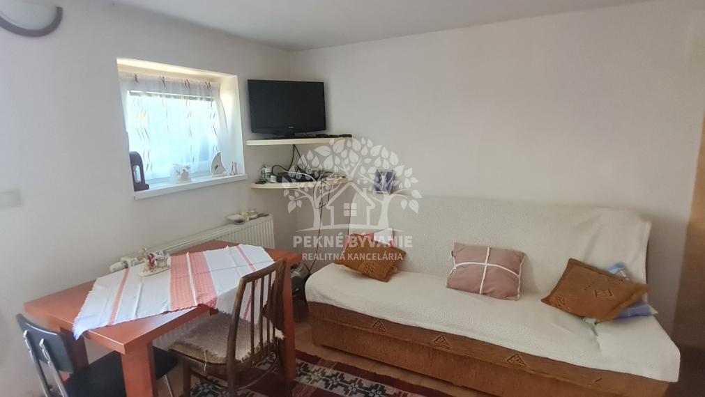 - R E Z E R V O V A N É -EXKLUZÍVNY RODINNÝ DOM, CHATA S KRÁSNYM VÝHĽADOM A TERASOU KOMPLET. REKONŠTRUKCIA ZARIADENÝ HOREHRONIE