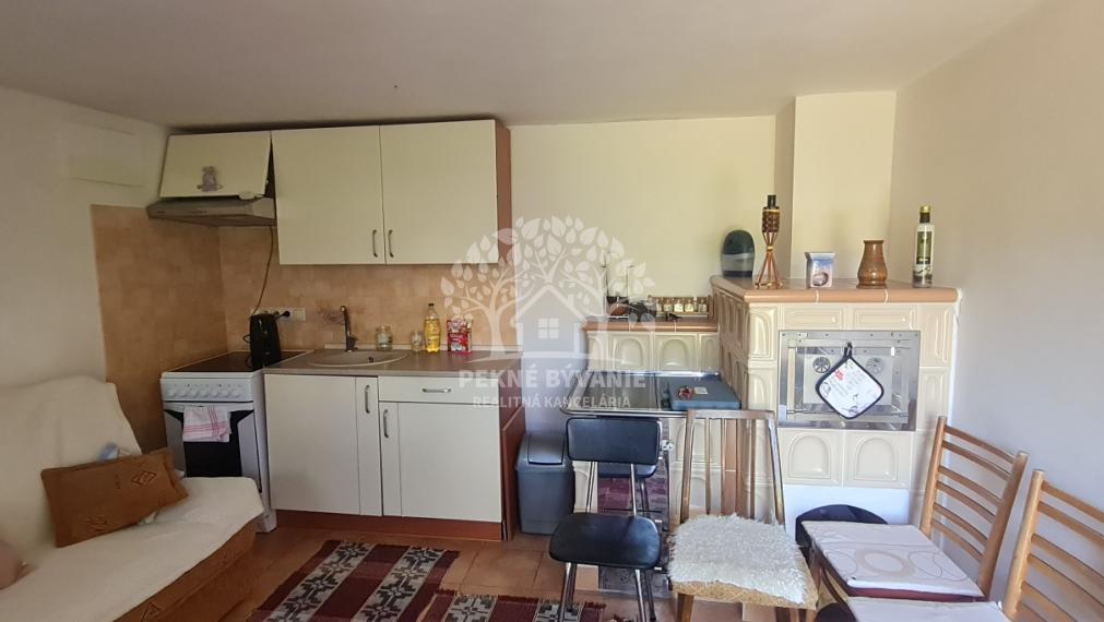 - R E Z E R V O V A N É -EXKLUZÍVNY RODINNÝ DOM, CHATA S KRÁSNYM VÝHĽADOM A TERASOU KOMPLET. REKONŠTRUKCIA ZARIADENÝ HOREHRONIE