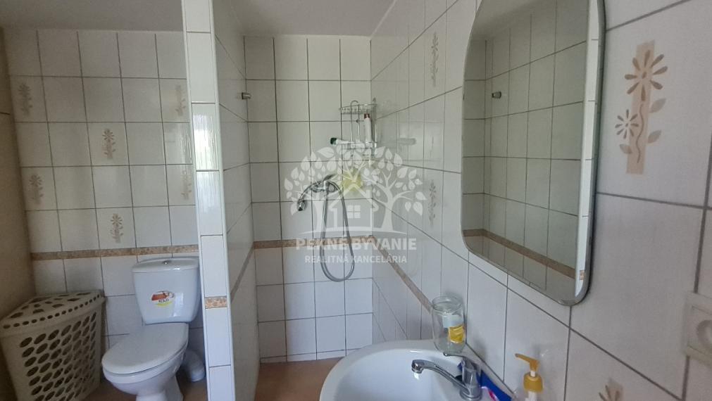 - R E Z E R V O V A N É -EXKLUZÍVNY RODINNÝ DOM, CHATA S KRÁSNYM VÝHĽADOM A TERASOU KOMPLET. REKONŠTRUKCIA ZARIADENÝ HOREHRONIE