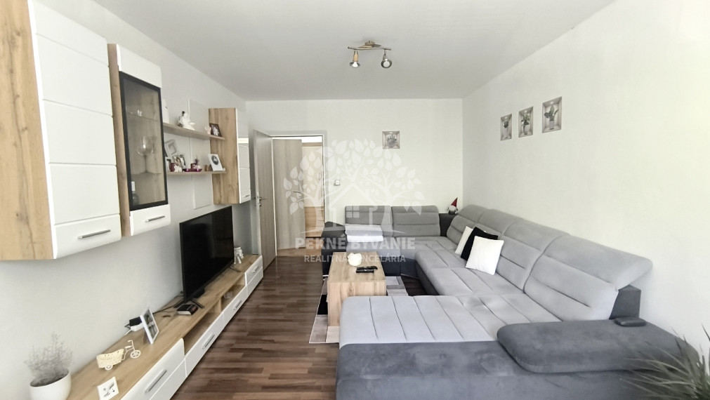 REZERVOVANÉ! ZREKONŠTRUOVANÝ ZARIADENÝ VEĽKÝ /64,11M2/ STREDOVÝ 2 IZBOVÝ BYT /SPRCH.KÚT/2P. PODBREZOVÁ ŠTIAVNIČKA