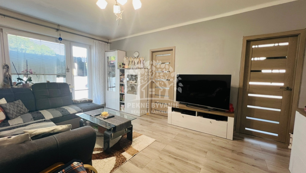 Na predaj 3 izbový zariadený kompletne zrekonštruovaný byt v Brezne s balkónom