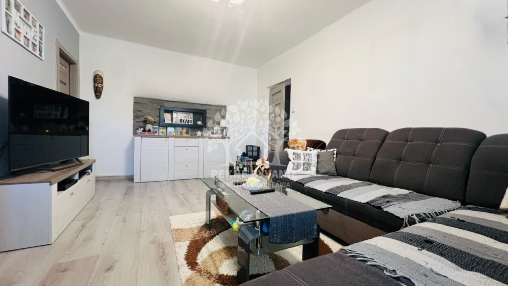 Na predaj 3 izbový zariadený kompletne zrekonštruovaný byt v Brezne s balkónom