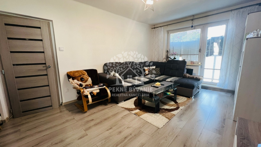 Na predaj 3 izbový zariadený kompletne zrekonštruovaný byt v Brezne s balkónom