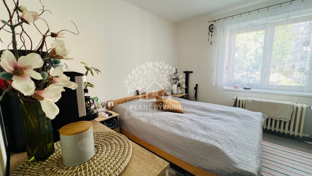 Na predaj 3 izbový zariadený kompletne zrekonštruovaný byt v Brezne s balkónom