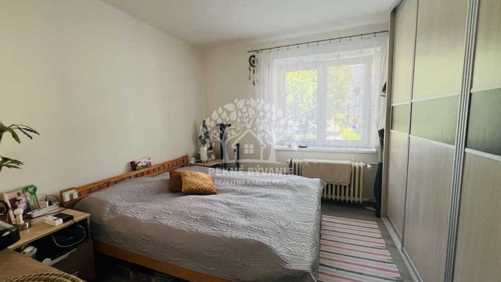 Na predaj 3 izbový zariadený kompletne zrekonštruovaný byt v Brezne s balkónom