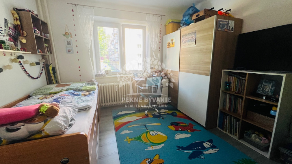 Na predaj 3 izbový zariadený kompletne zrekonštruovaný byt v Brezne s balkónom