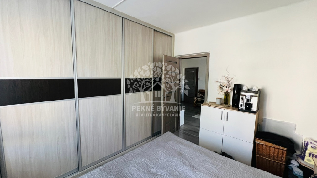 Na predaj 3 izbový zariadený kompletne zrekonštruovaný byt v Brezne s balkónom