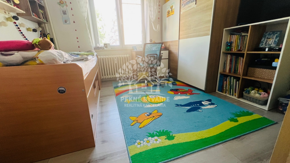 Na predaj 3 izbový zariadený kompletne zrekonštruovaný byt v Brezne s balkónom