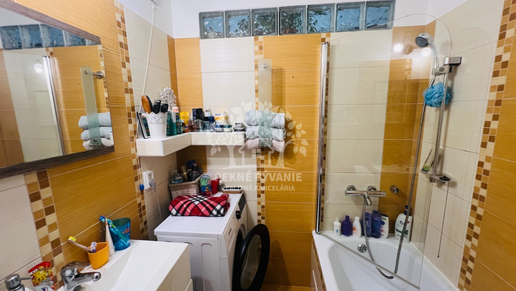 Na predaj 3 izbový zariadený kompletne zrekonštruovaný byt v Brezne s balkónom