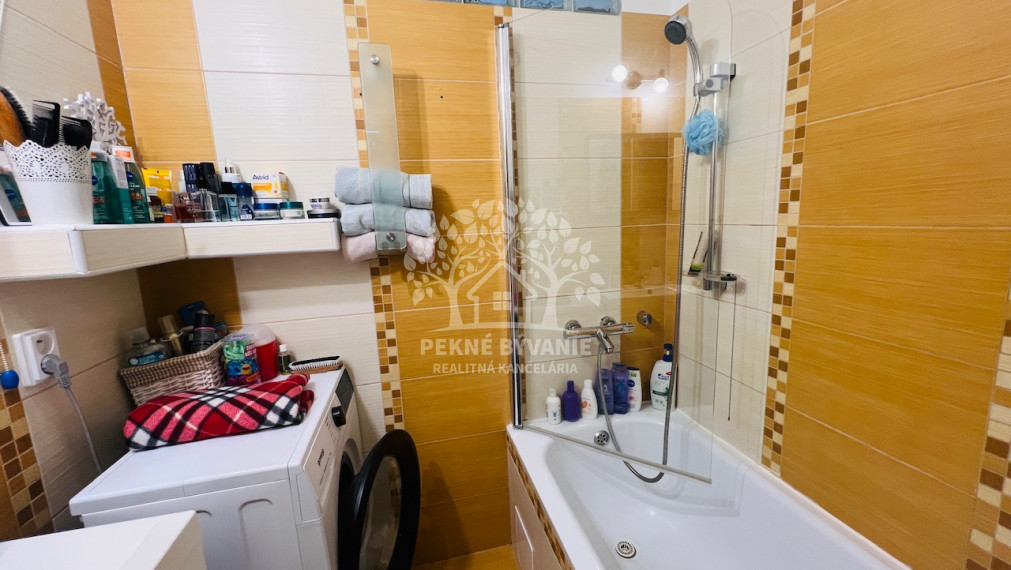 Na predaj 3 izbový zariadený kompletne zrekonštruovaný byt v Brezne s balkónom