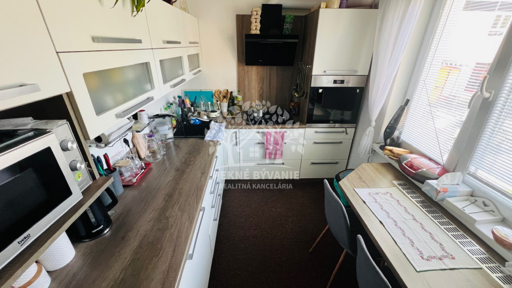 Na predaj 3 izbový zariadený kompletne zrekonštruovaný byt v Brezne s balkónom