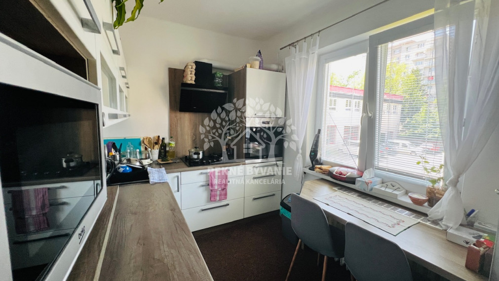 Na predaj 3 izbový zariadený kompletne zrekonštruovaný byt v Brezne s balkónom