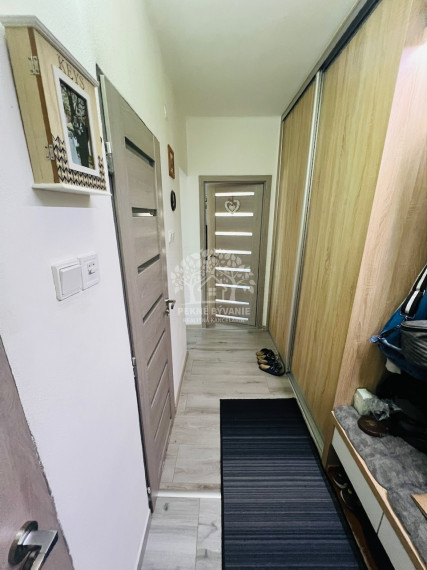 Na predaj 3 izbový zariadený kompletne zrekonštruovaný byt v Brezne s balkónom