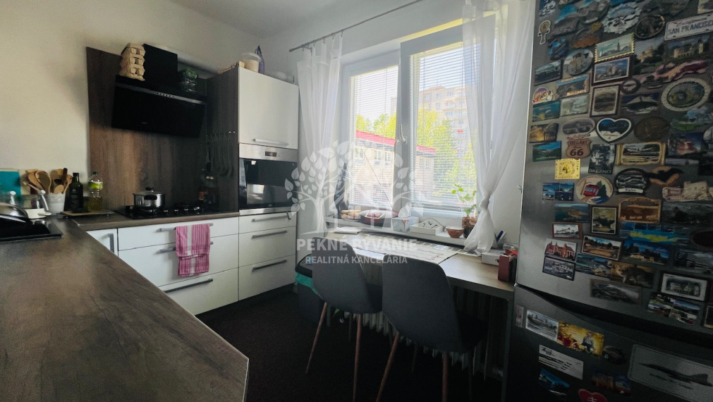 Na predaj 3 izbový zariadený kompletne zrekonštruovaný byt v Brezne s balkónom