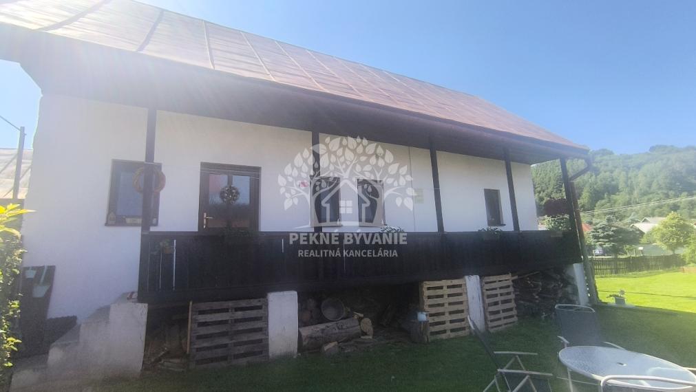 JEDINEČNÁ PONUKA! NÁDHERNÁ CHALUPA /RD/ VKUSNE ZARIADENÁ V RETRO ŠTÝLE SO STAROŽITNÝM NÁBYTKOM S PRVKAMI MODERNY KOMPLET ZREKONŠTRUOVANÁ
