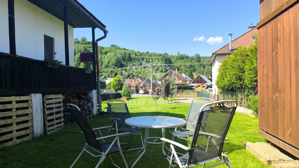 JEDINEČNÁ PONUKA! NÁDHERNÁ CHALUPA /RD/ VKUSNE ZARIADENÁ V RETRO ŠTÝLE SO STAROŽITNÝM NÁBYTKOM S PRVKAMI MODERNY KOMPLET ZREKONŠTRUOVANÁ