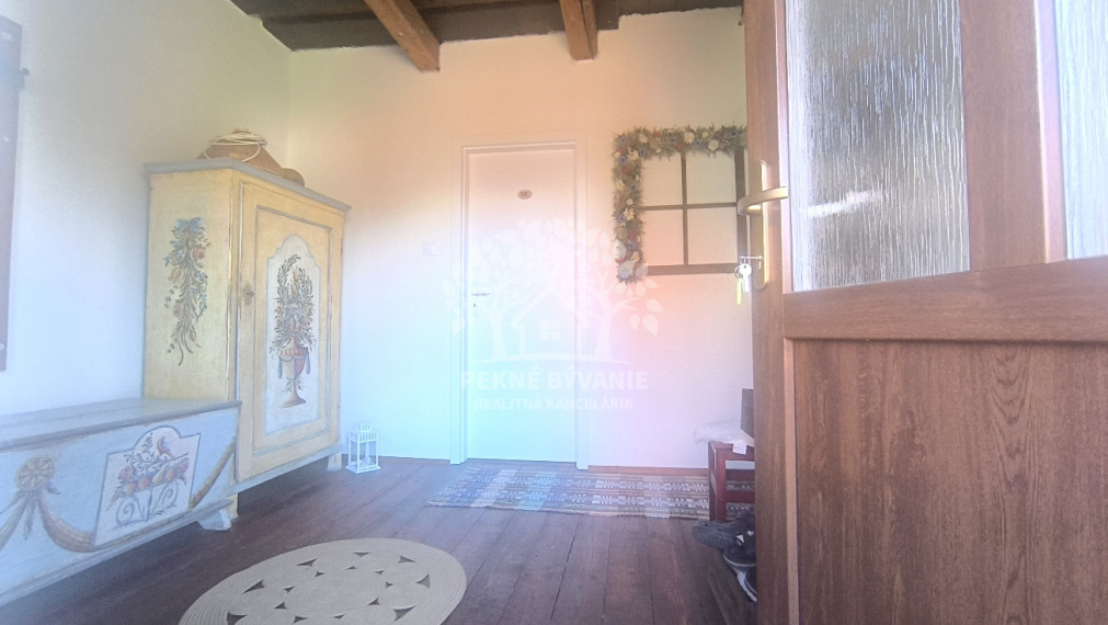 JEDINEČNÁ PONUKA! NÁDHERNÁ CHALUPA /RD/ VKUSNE ZARIADENÁ V RETRO ŠTÝLE SO STAROŽITNÝM NÁBYTKOM S PRVKAMI MODERNY KOMPLET ZREKONŠTRUOVANÁ