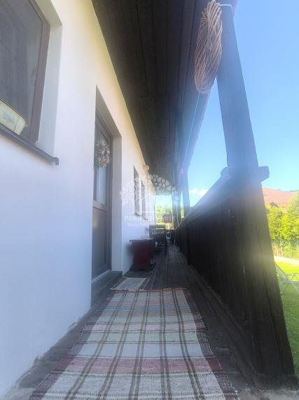 JEDINEČNÁ PONUKA! NÁDHERNÁ CHALUPA /RD/ VKUSNE ZARIADENÁ V RETRO ŠTÝLE SO STAROŽITNÝM NÁBYTKOM S PRVKAMI MODERNY KOMPLET ZREKONŠTRUOVANÁ