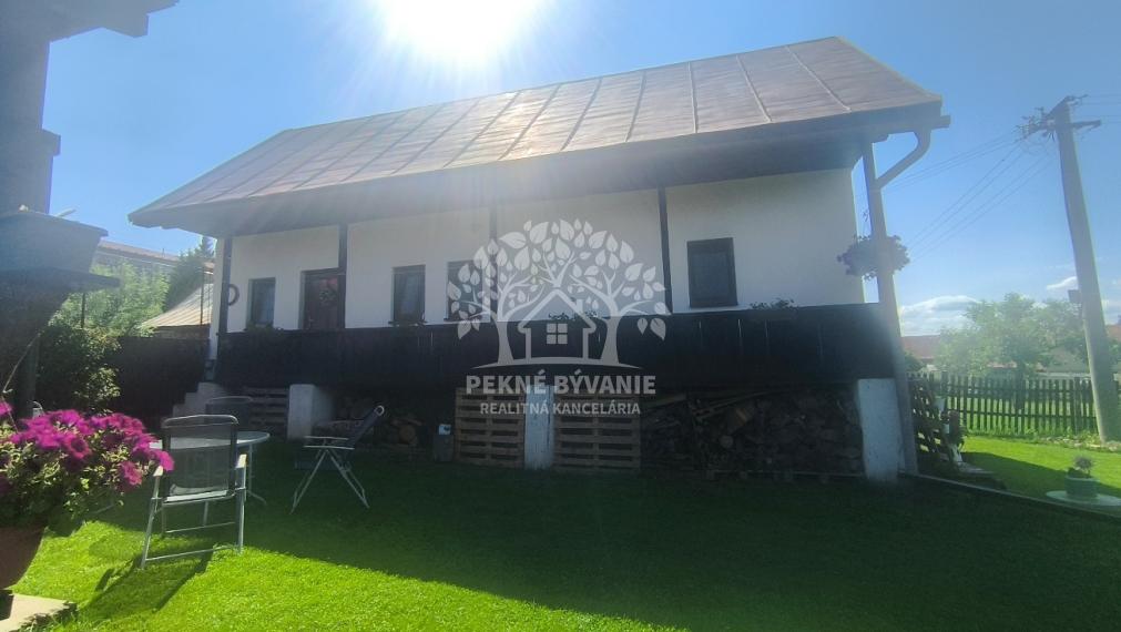 JEDINEČNÁ PONUKA! NÁDHERNÁ CHALUPA /RD/ VKUSNE ZARIADENÁ V RETRO ŠTÝLE SO STAROŽITNÝM NÁBYTKOM S PRVKAMI MODERNY KOMPLET ZREKONŠTRUOVANÁ