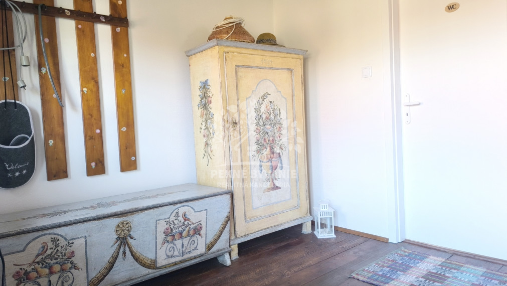 JEDINEČNÁ PONUKA! NÁDHERNÁ CHALUPA /RD/ VKUSNE ZARIADENÁ V RETRO ŠTÝLE SO STAROŽITNÝM NÁBYTKOM S PRVKAMI MODERNY KOMPLET ZREKONŠTRUOVANÁ