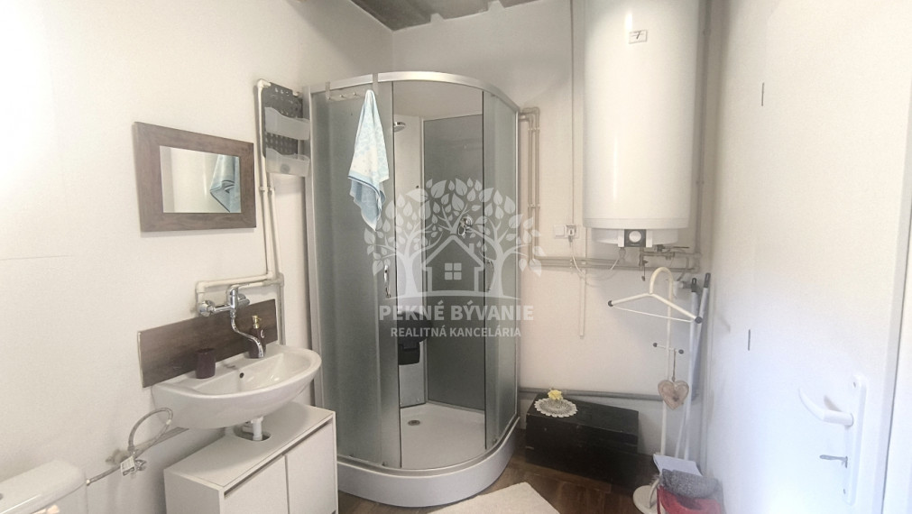 JEDINEČNÁ PONUKA! NÁDHERNÁ CHALUPA /RD/ VKUSNE ZARIADENÁ V RETRO ŠTÝLE SO STAROŽITNÝM NÁBYTKOM S PRVKAMI MODERNY KOMPLET ZREKONŠTRUOVANÁ