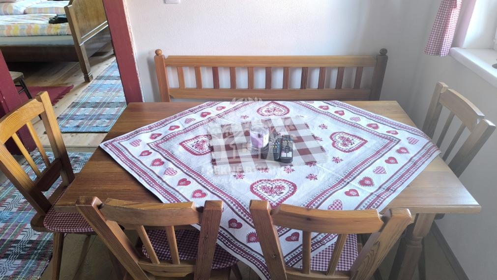 JEDINEČNÁ PONUKA! NÁDHERNÁ CHALUPA /RD/ VKUSNE ZARIADENÁ V RETRO ŠTÝLE SO STAROŽITNÝM NÁBYTKOM S PRVKAMI MODERNY KOMPLET ZREKONŠTRUOVANÁ