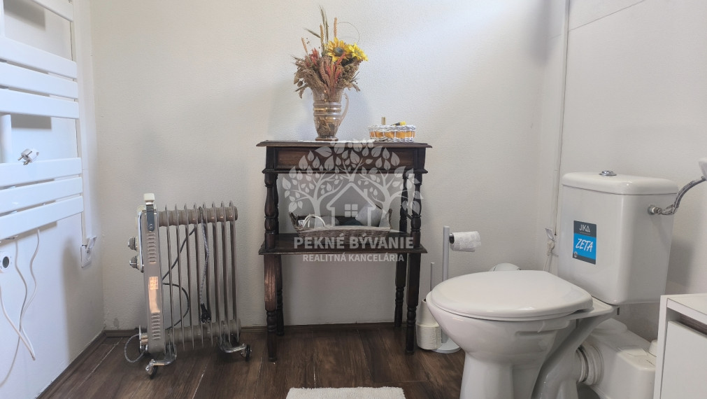 JEDINEČNÁ PONUKA! NÁDHERNÁ CHALUPA /RD/ VKUSNE ZARIADENÁ V RETRO ŠTÝLE SO STAROŽITNÝM NÁBYTKOM S PRVKAMI MODERNY KOMPLET ZREKONŠTRUOVANÁ