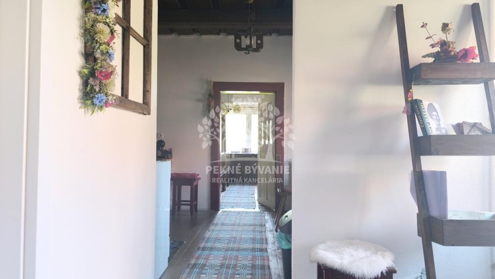 JEDINEČNÁ PONUKA! NÁDHERNÁ CHALUPA /RD/ VKUSNE ZARIADENÁ V RETRO ŠTÝLE SO STAROŽITNÝM NÁBYTKOM S PRVKAMI MODERNY KOMPLET ZREKONŠTRUOVANÁ