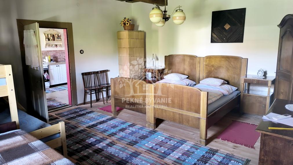 JEDINEČNÁ PONUKA! NÁDHERNÁ CHALUPA /RD/ VKUSNE ZARIADENÁ V RETRO ŠTÝLE SO STAROŽITNÝM NÁBYTKOM S PRVKAMI MODERNY KOMPLET ZREKONŠTRUOVANÁ