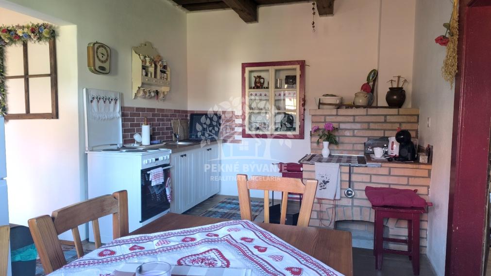 JEDINEČNÁ PONUKA! NÁDHERNÁ CHALUPA /RD/ VKUSNE ZARIADENÁ V RETRO ŠTÝLE SO STAROŽITNÝM NÁBYTKOM S PRVKAMI MODERNY KOMPLET ZREKONŠTRUOVANÁ