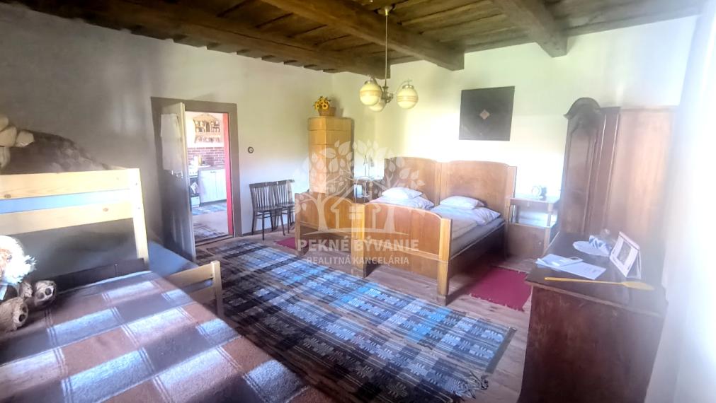 JEDINEČNÁ PONUKA! NÁDHERNÁ CHALUPA /RD/ VKUSNE ZARIADENÁ V RETRO ŠTÝLE SO STAROŽITNÝM NÁBYTKOM S PRVKAMI MODERNY KOMPLET ZREKONŠTRUOVANÁ